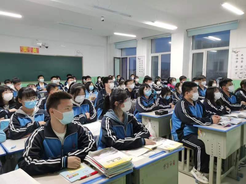 走进莫力达瓦达斡尔族自治旗尼尔基第一中学教学楼,每个班级学生都在