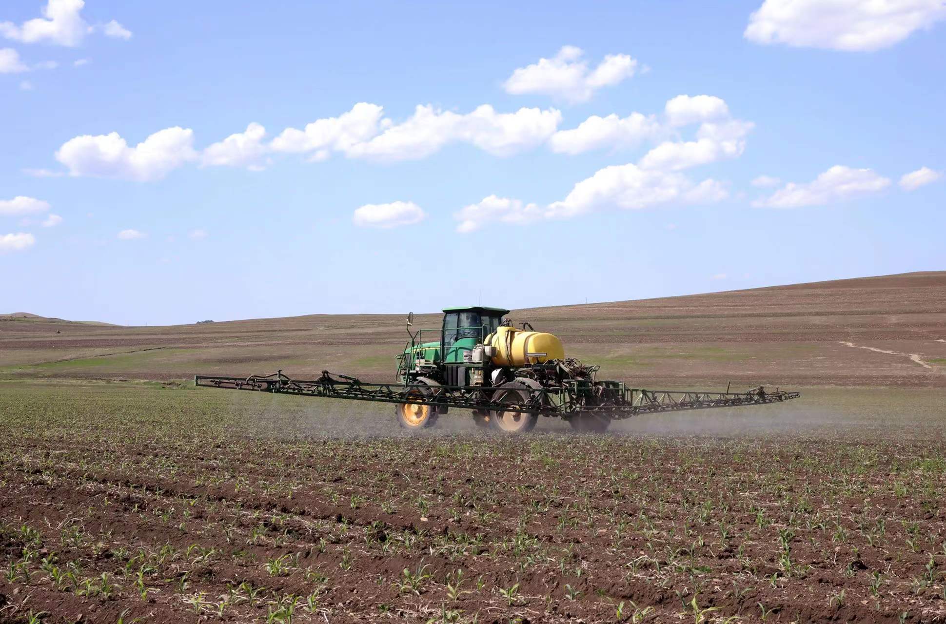 阿荣旗农田夏管施肥忙