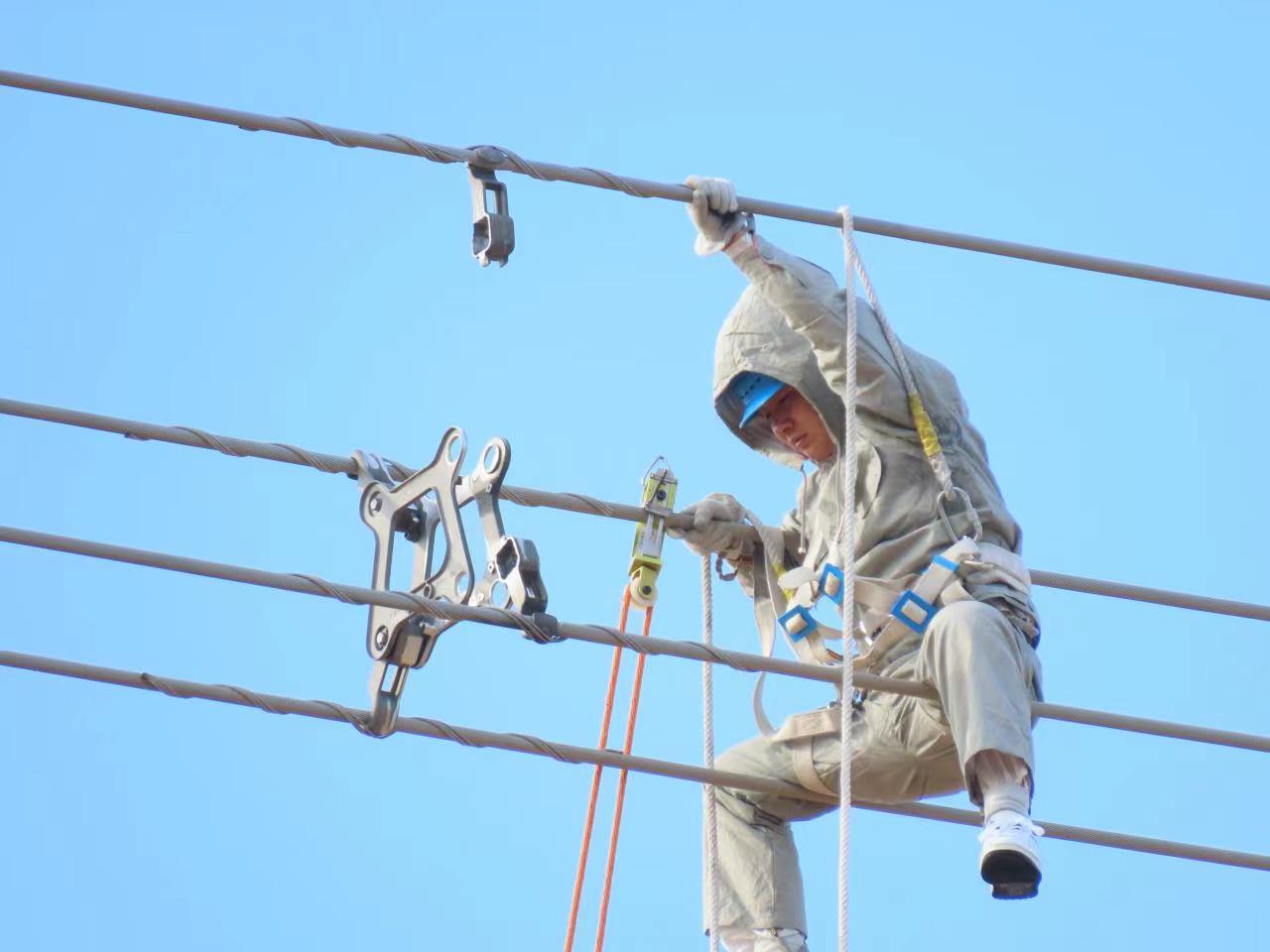 内蒙古超高压供电公司紧急带电作业保障线路安全