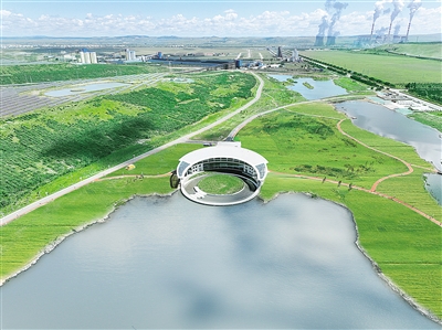 漫步在华能伊敏露天矿生态修复示范区核心区,满目青山苍翠,绿意浓浓