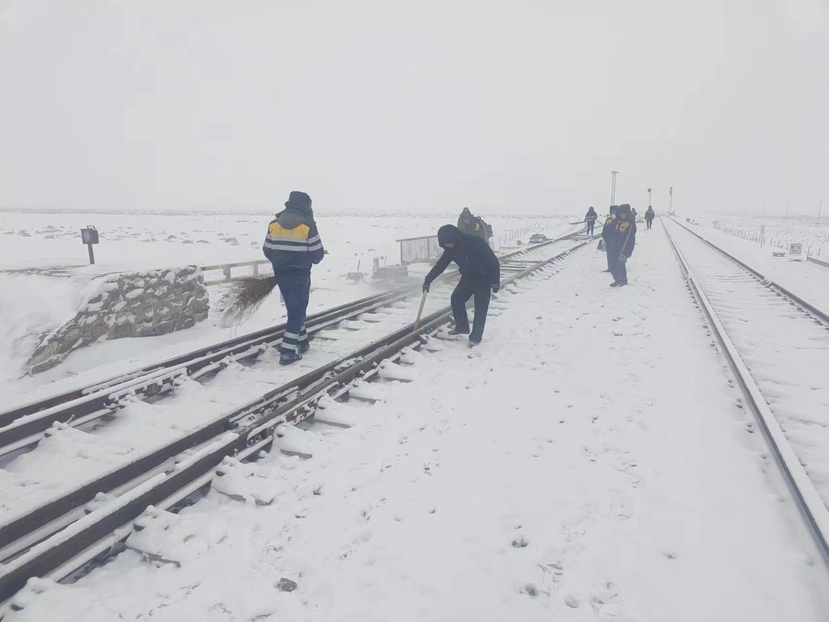 風雪來襲臨策鐵路維管人浴雪奮戰