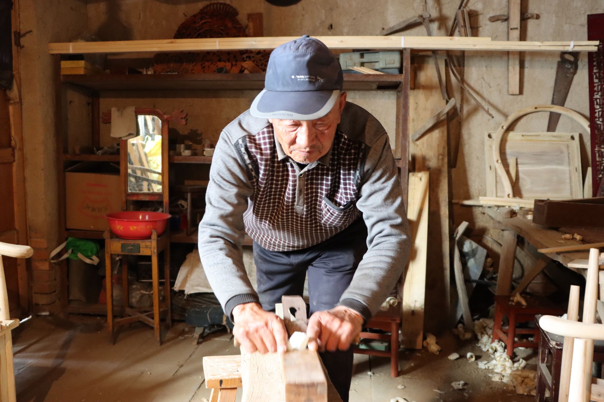传承鄂尔多斯木器手艺的老木匠