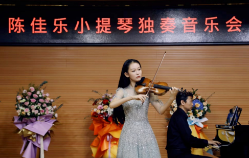 青春绽放古典华章观陈佳乐小提琴独奏音乐会有感