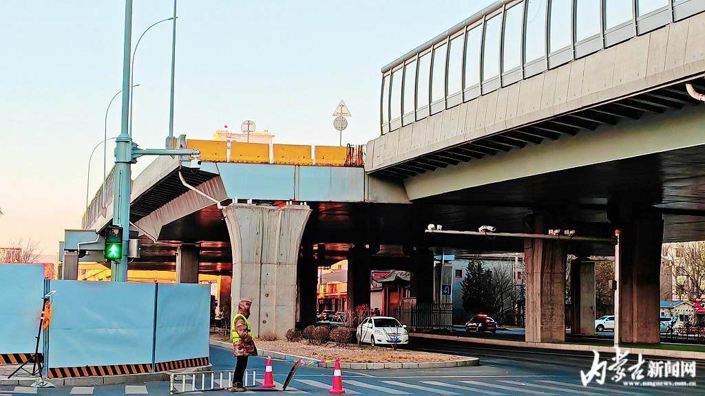 快速路互通后交通更便捷围挡施工昭乌达路与南二环互通立交工程的道路
