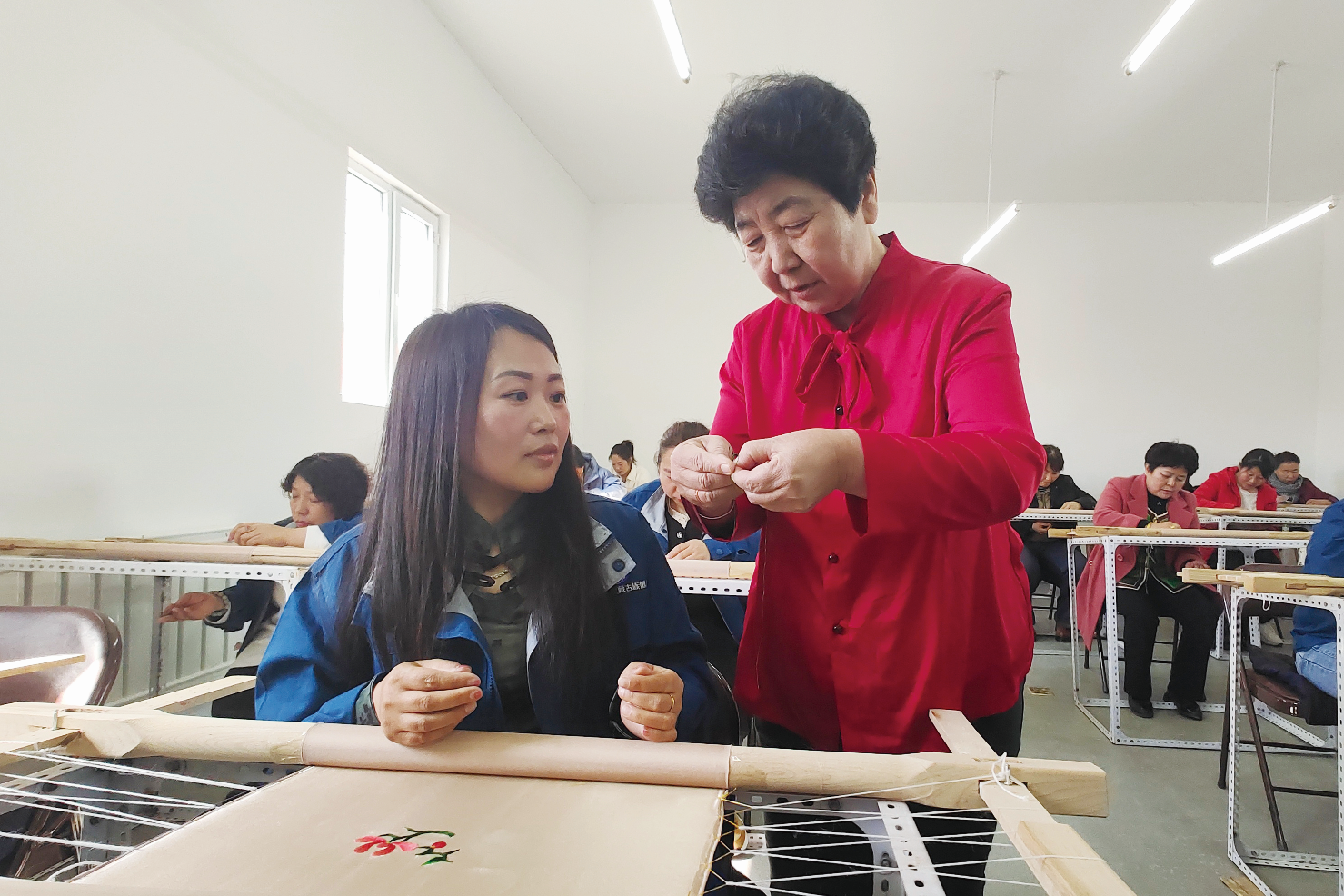 您当前的位置:>内蒙古新闻网>兴安盟>岭上兴安>白晶莹指导刺绣技法"