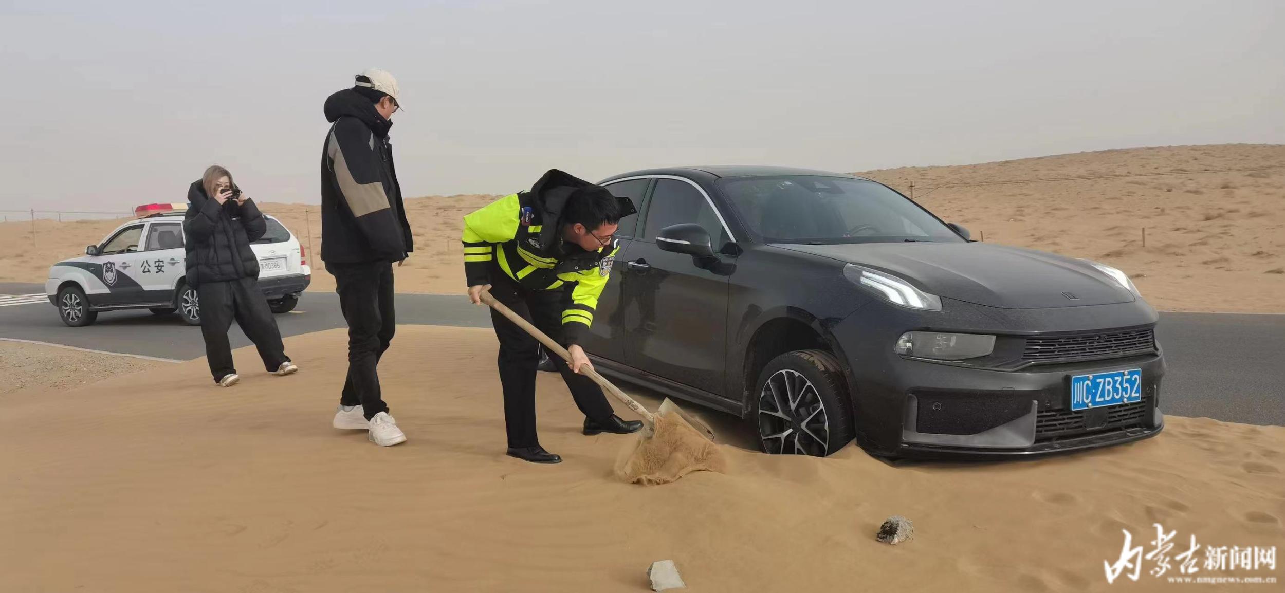 救援被困车辆本网讯(草原全媒·内蒙古新闻网记者 杨佳 通讯员 石斌)"