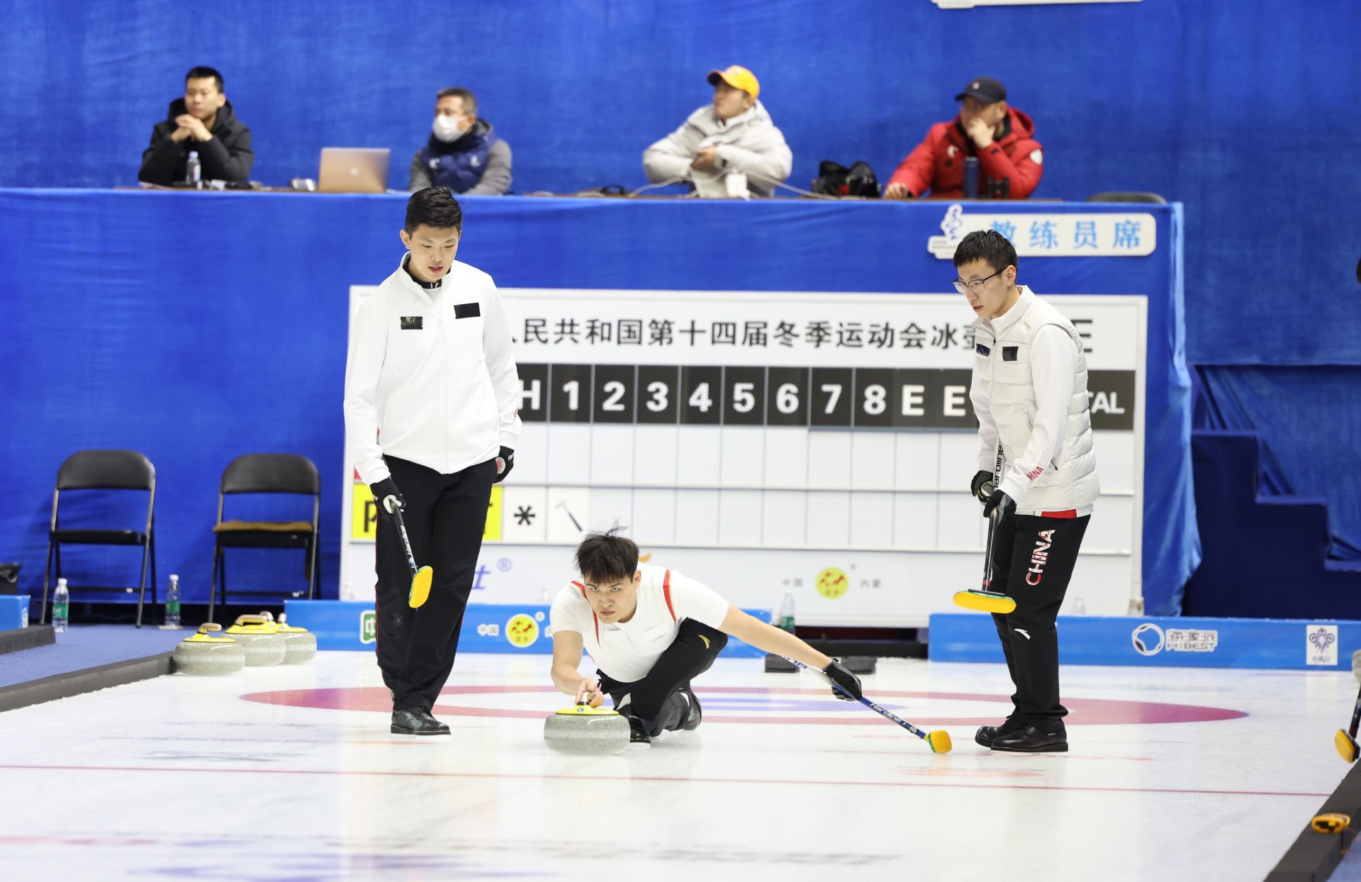 男子第四轮循环赛率先进行,内蒙古队派出选手杨洋,钱志鹏,李梦华,王