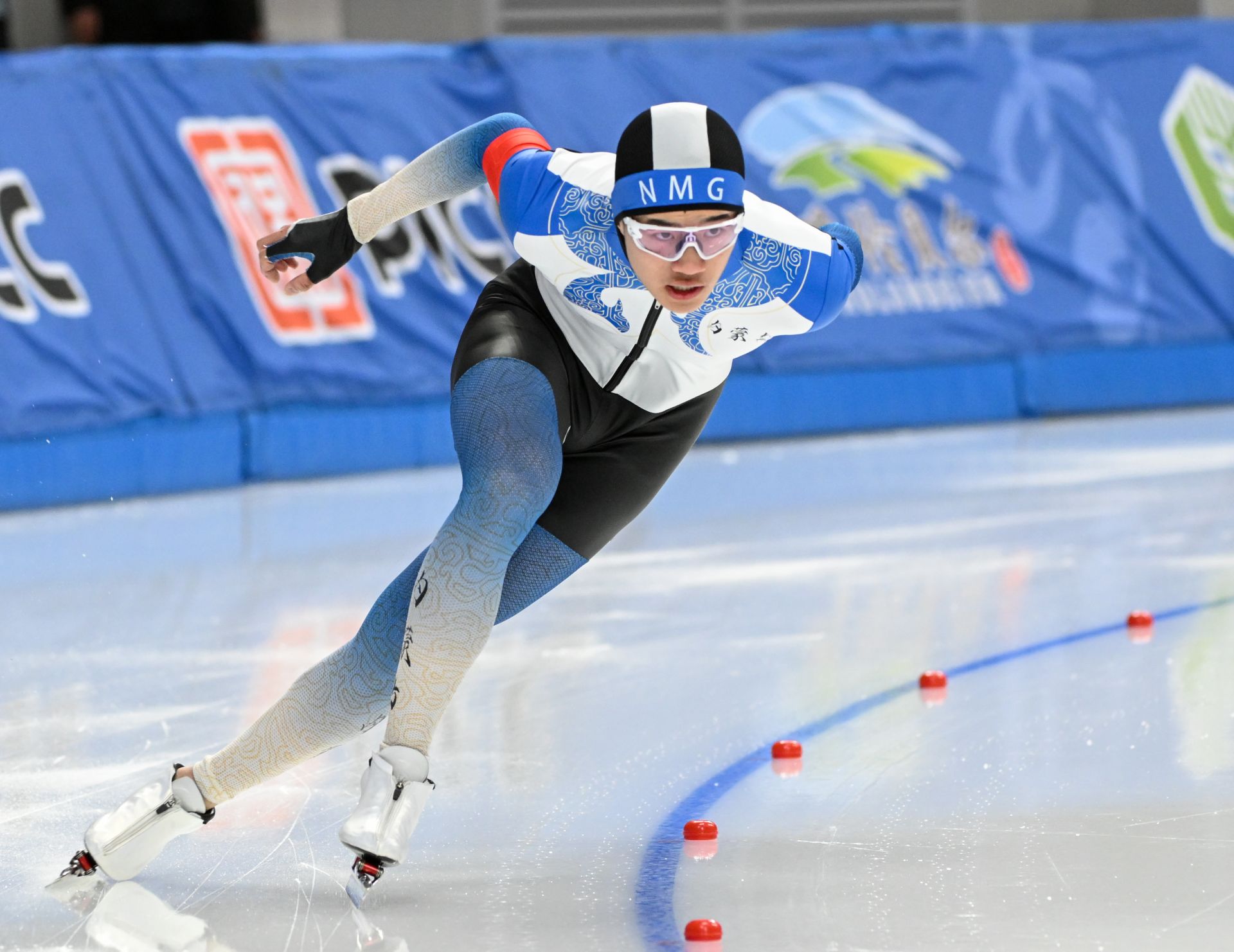 内蒙古队小将潘宝硕十四冬速度滑冰青年组开赛首日摘铜