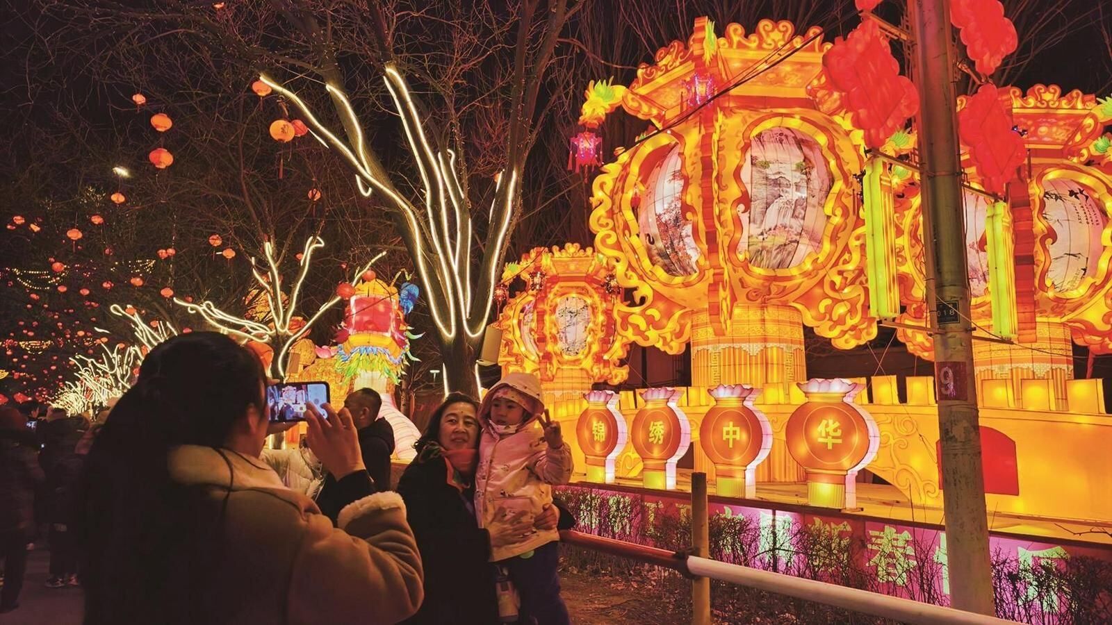 元宵节灯展火出圈-新闻中心-内蒙古新闻网