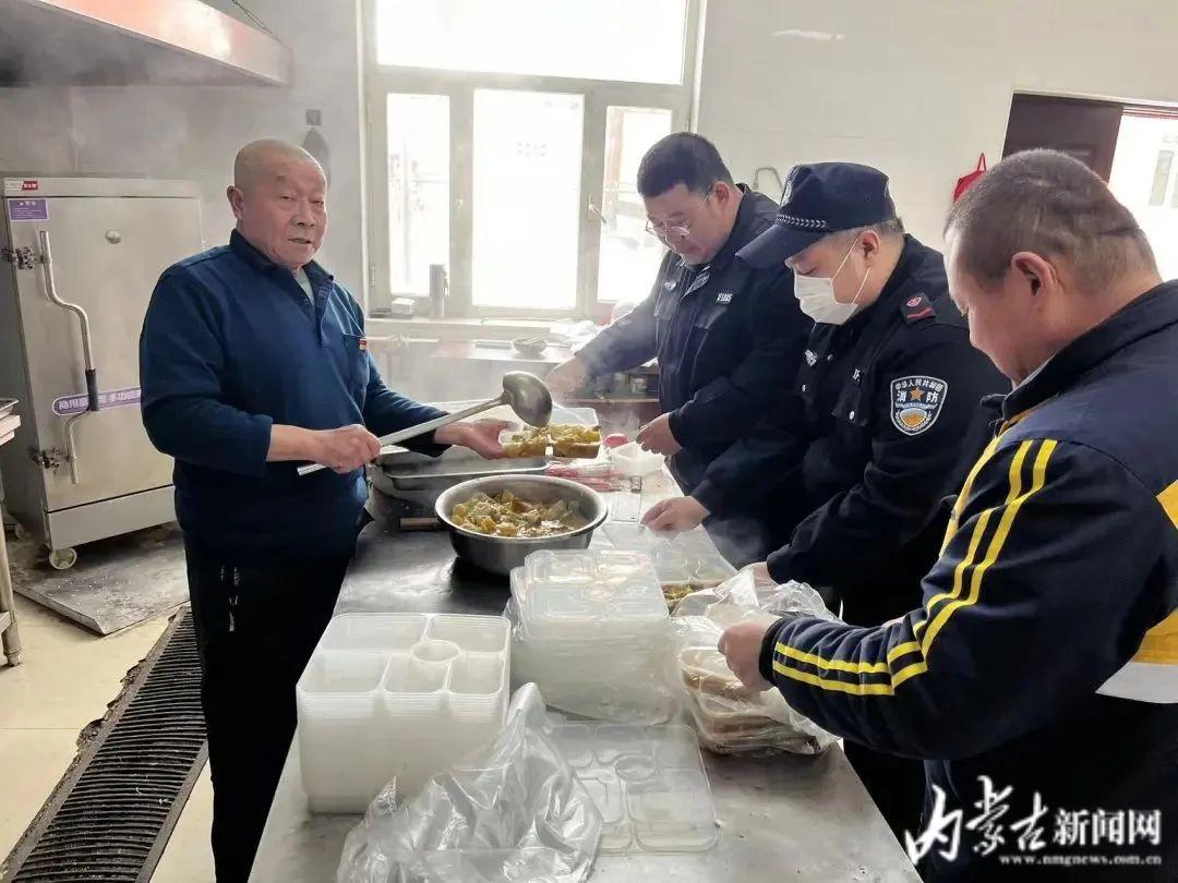 大雪封路,候车室上演暖心故事……-新闻中心-内蒙古新闻网