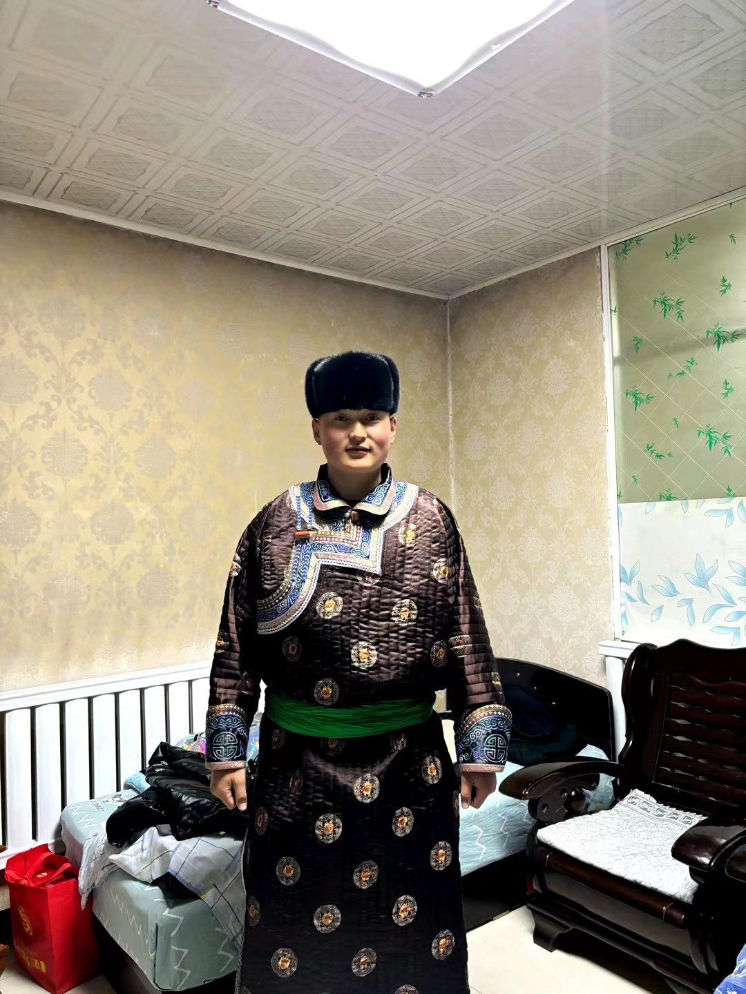 蒙古袍递给孙子本网讯(草原全媒·内蒙古新闻网记者  张巧珍)最近两天