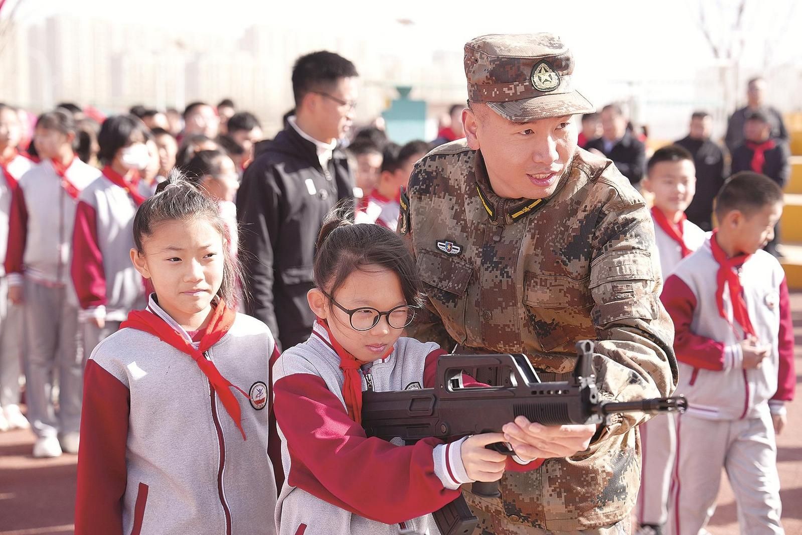 包头市全民国防教育七进活动启动