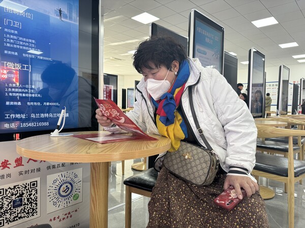 "毕业于呼伦贝尔学院的丁咛咛表示,自己是学计算机专业的,在咨询