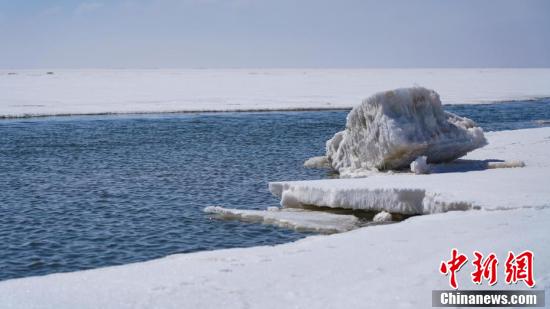 高原蓝宝石青海湖褪去冰衣即将开湖