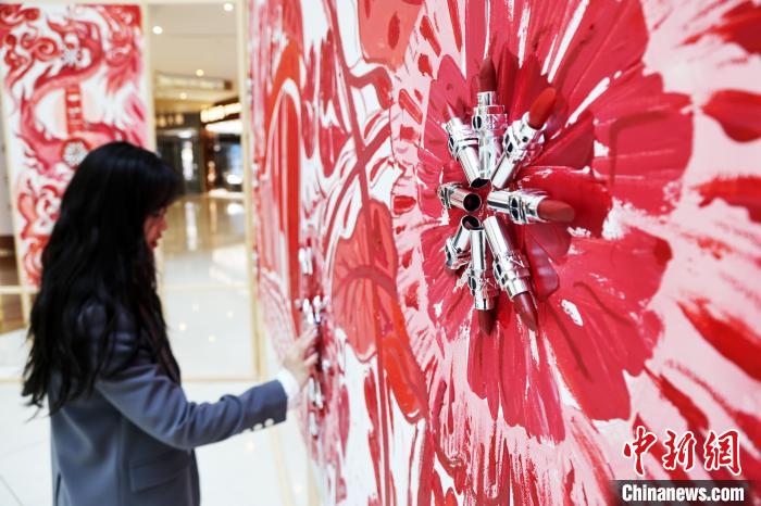 废旧物品被艺术家赋予二次生命环保艺术装置展吸引上海市民