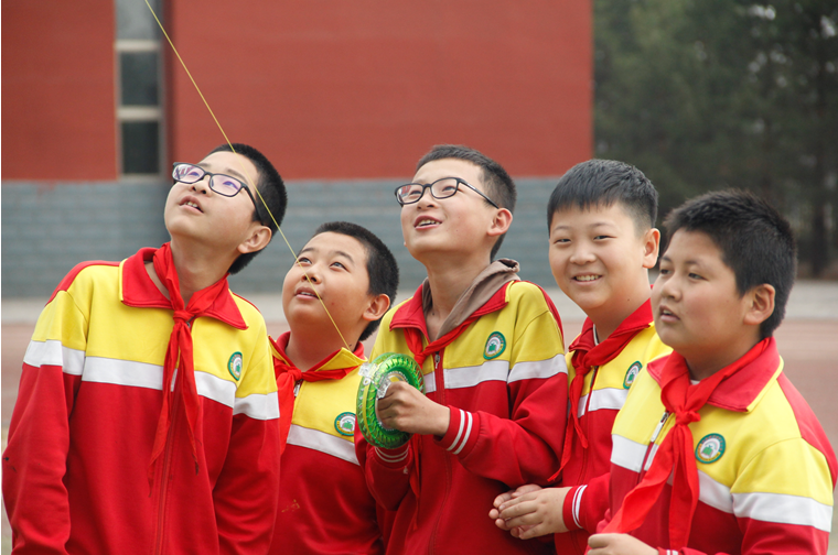 非遗润童心点燃飞天梦鄂尔多斯市伊金霍洛旗矿区小学首届风筝节活动