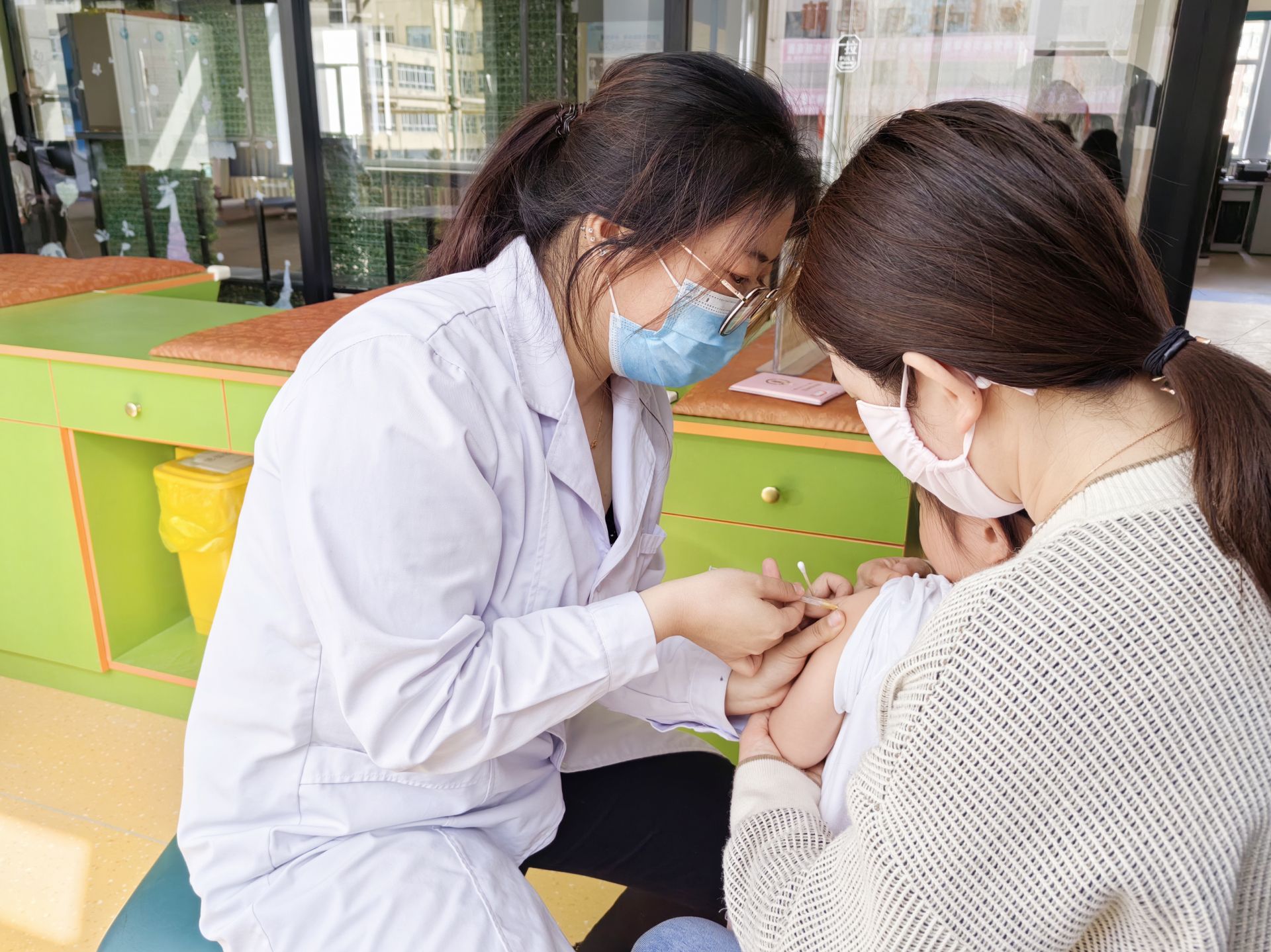 接种疫苗家长咨询登记4月9日,一名儿童正在集宁区泉山社区卫生服务