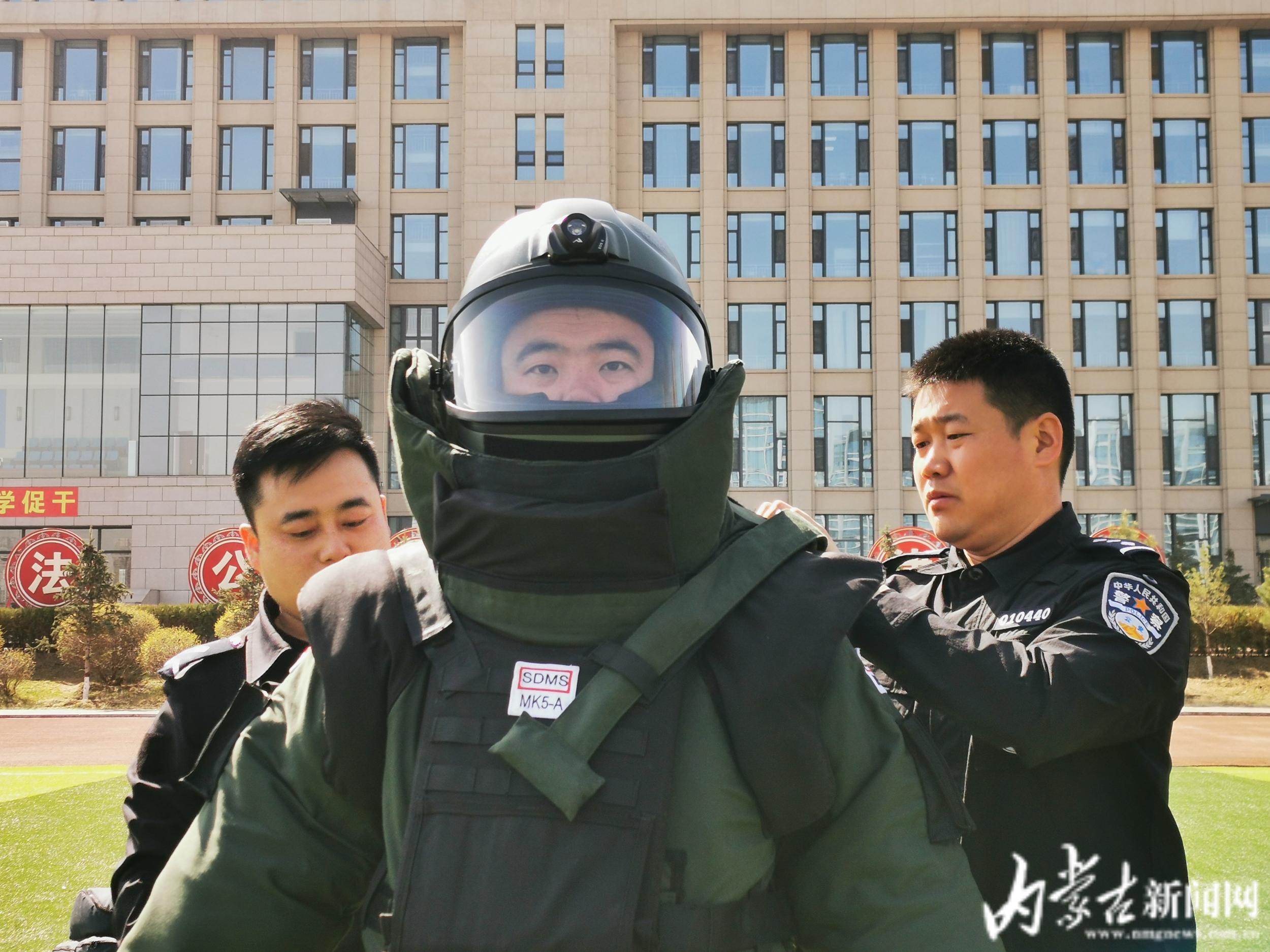 演示正确穿戴排爆服