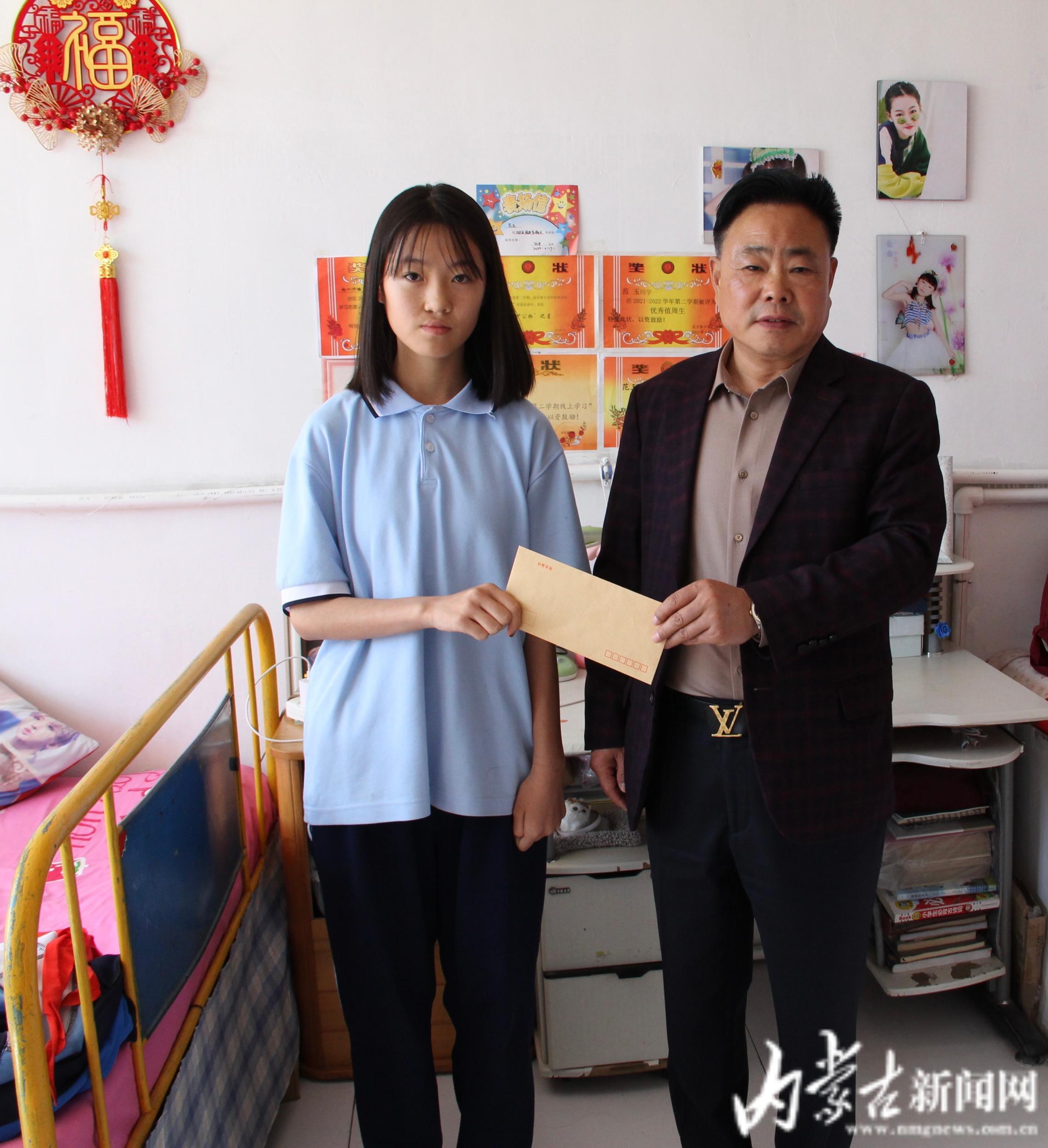 胡学章为范玉送上1000元慰问金爱心企业看望困难学子