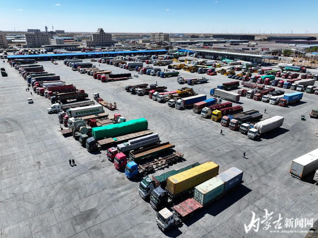 创新高!二连浩特公路口岸单日验放出入境货车1011辆次
