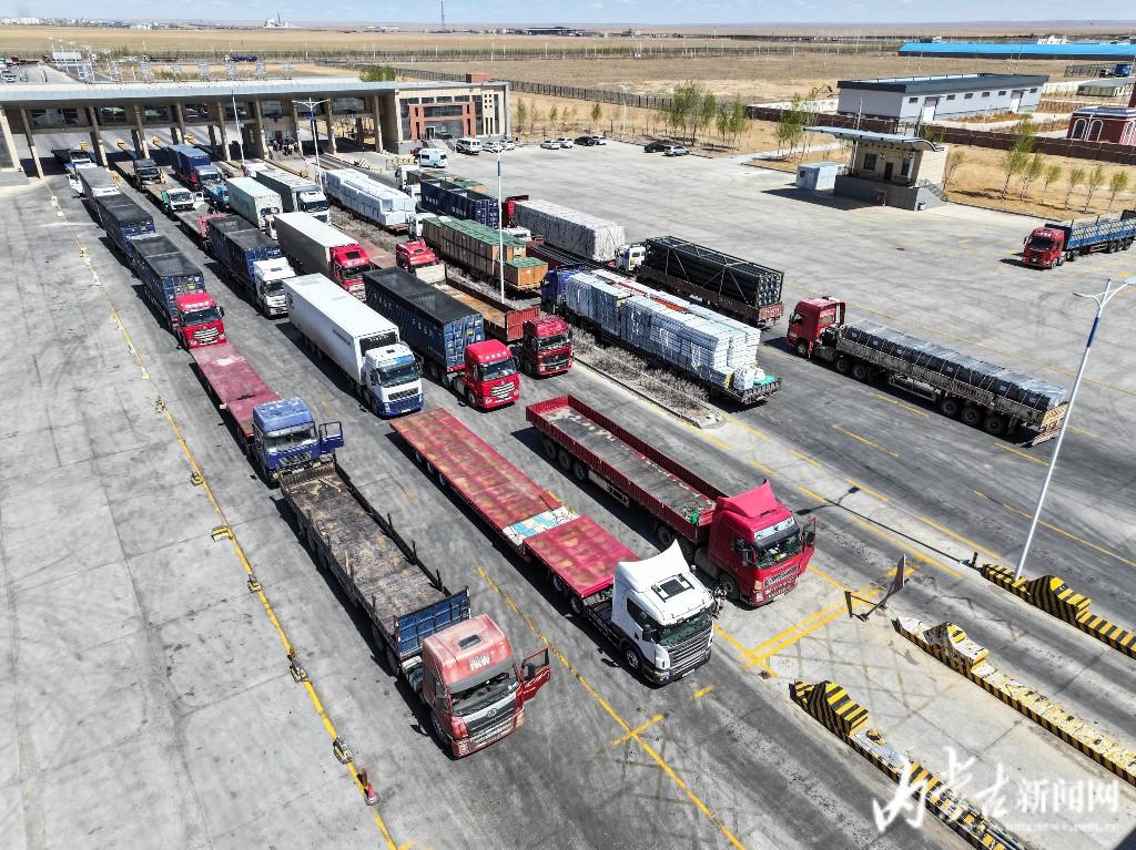 创新高!二连浩特公路口岸单日验放出入境货车1011辆次