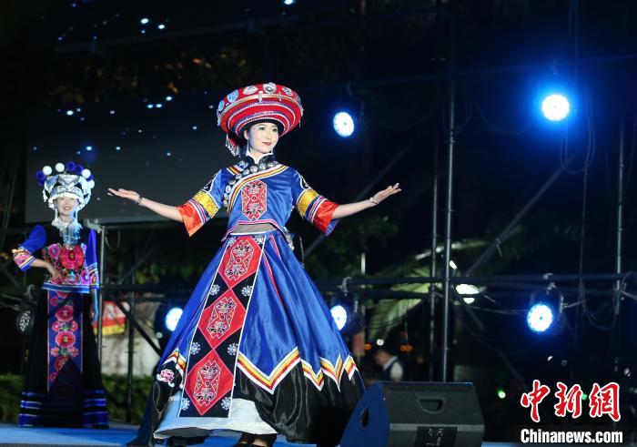 云南牟定三月会展示千年彝绣