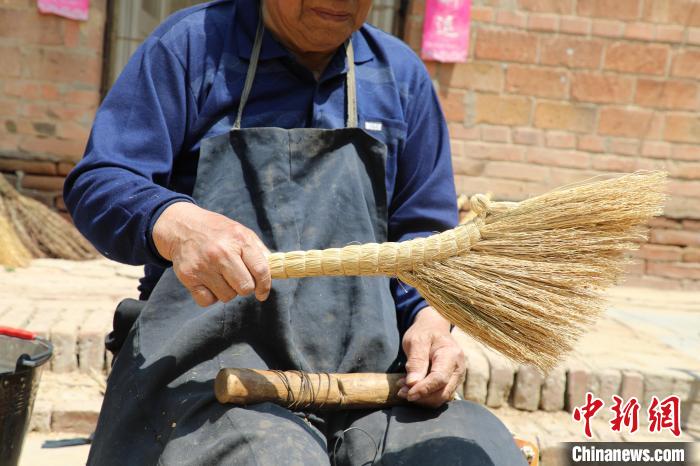 留住“最美乡愁”：河北冀州耄耋老人坚守刨笤帚手工技艺-国内频道-内蒙古新闻网