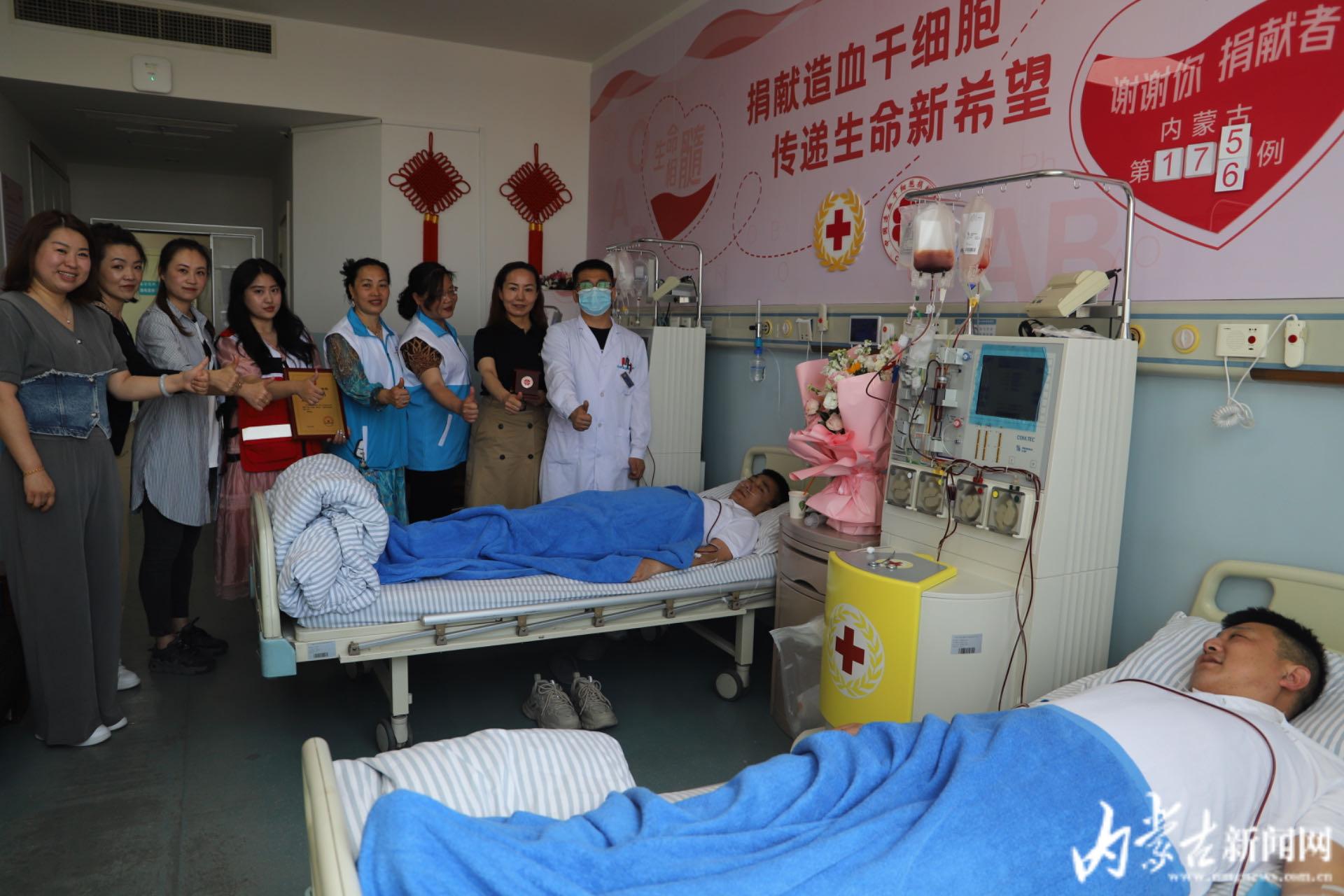 "捐献当日,在造血干细胞采集室内,两位捐献者互相打气,不时聊上几句.