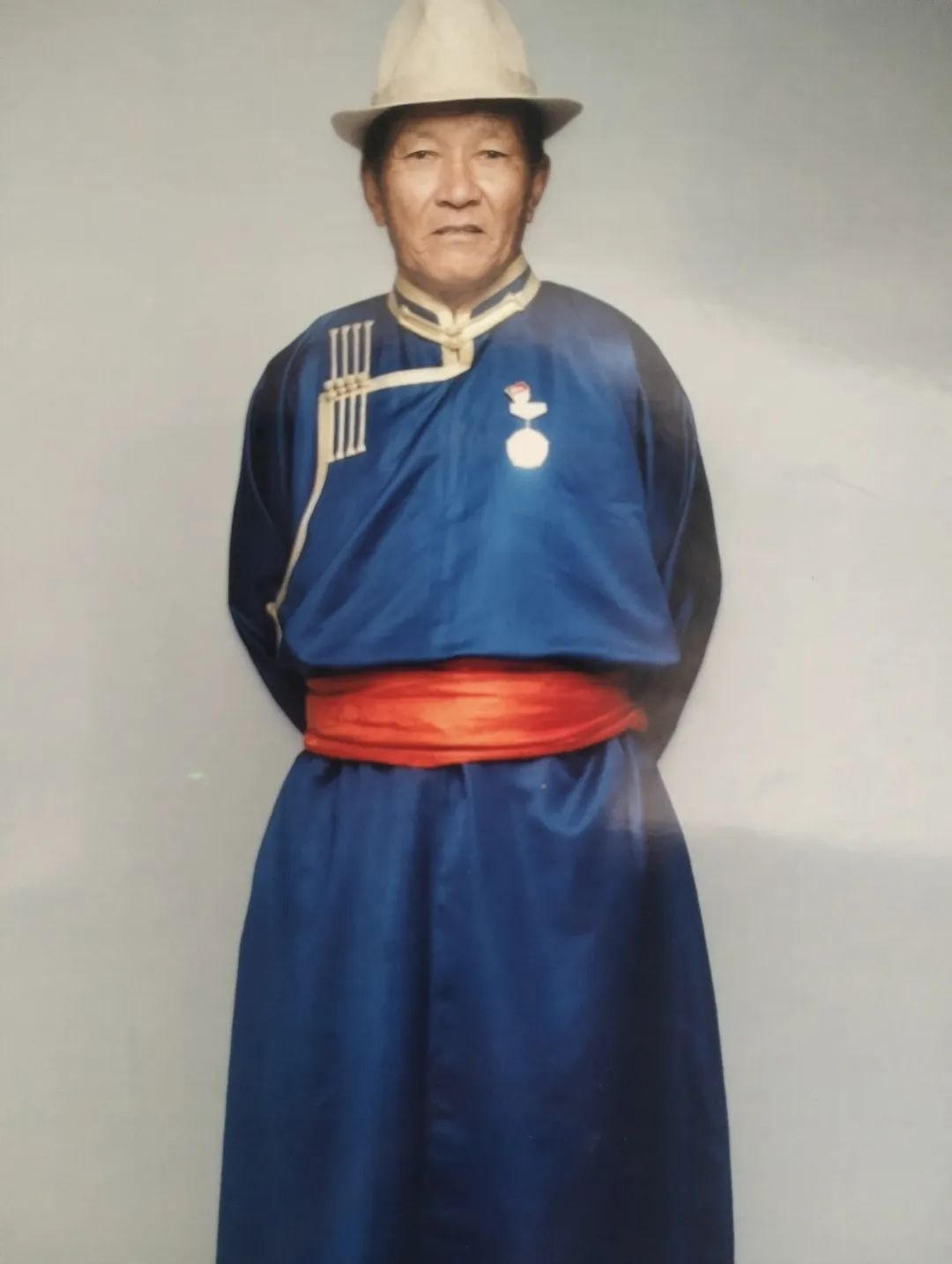 牧场"愚公"乌力吉:50岁投身治沙,80岁总结出书