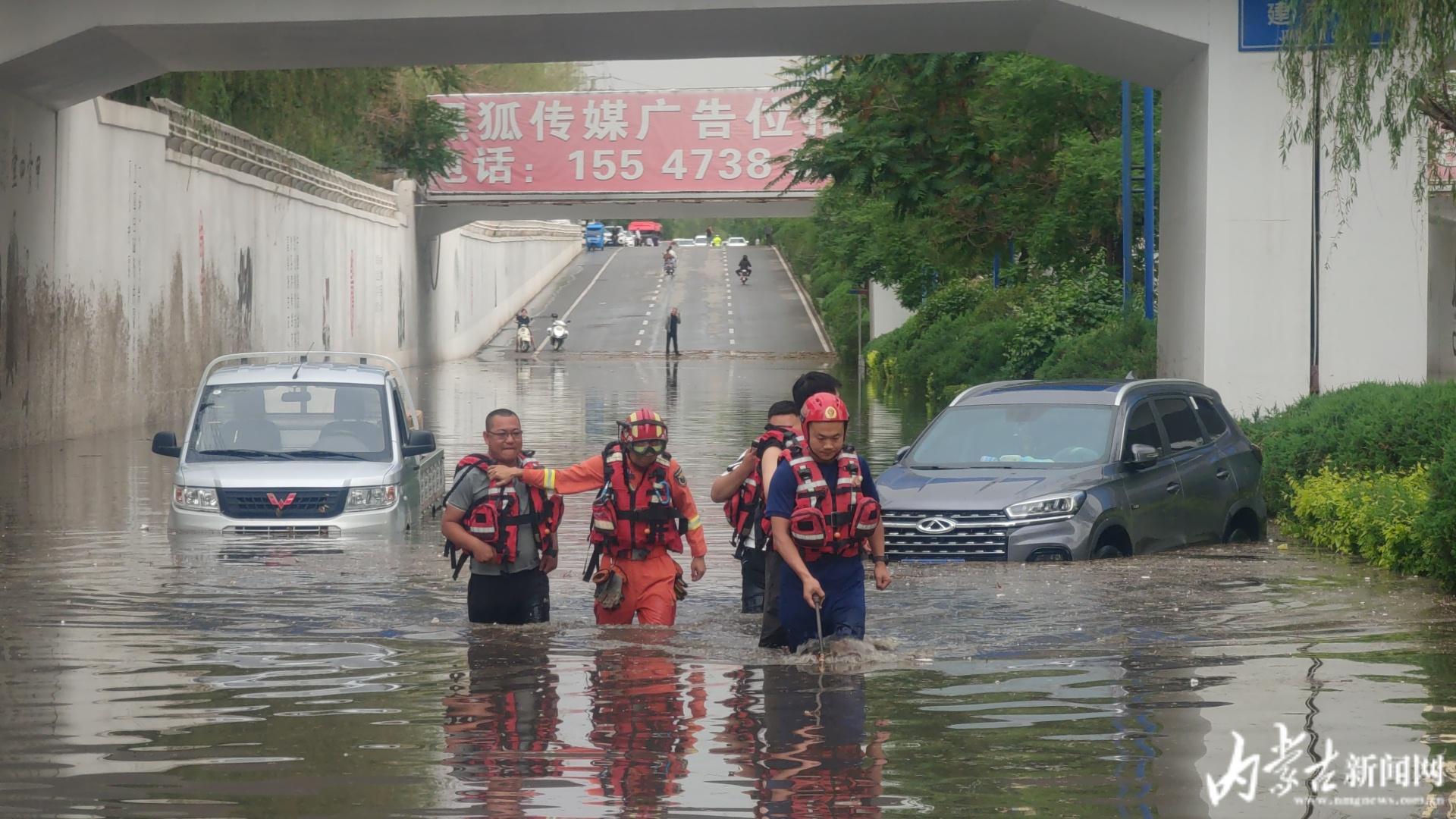 突降暴雨致人车被困 消防员紧急营救