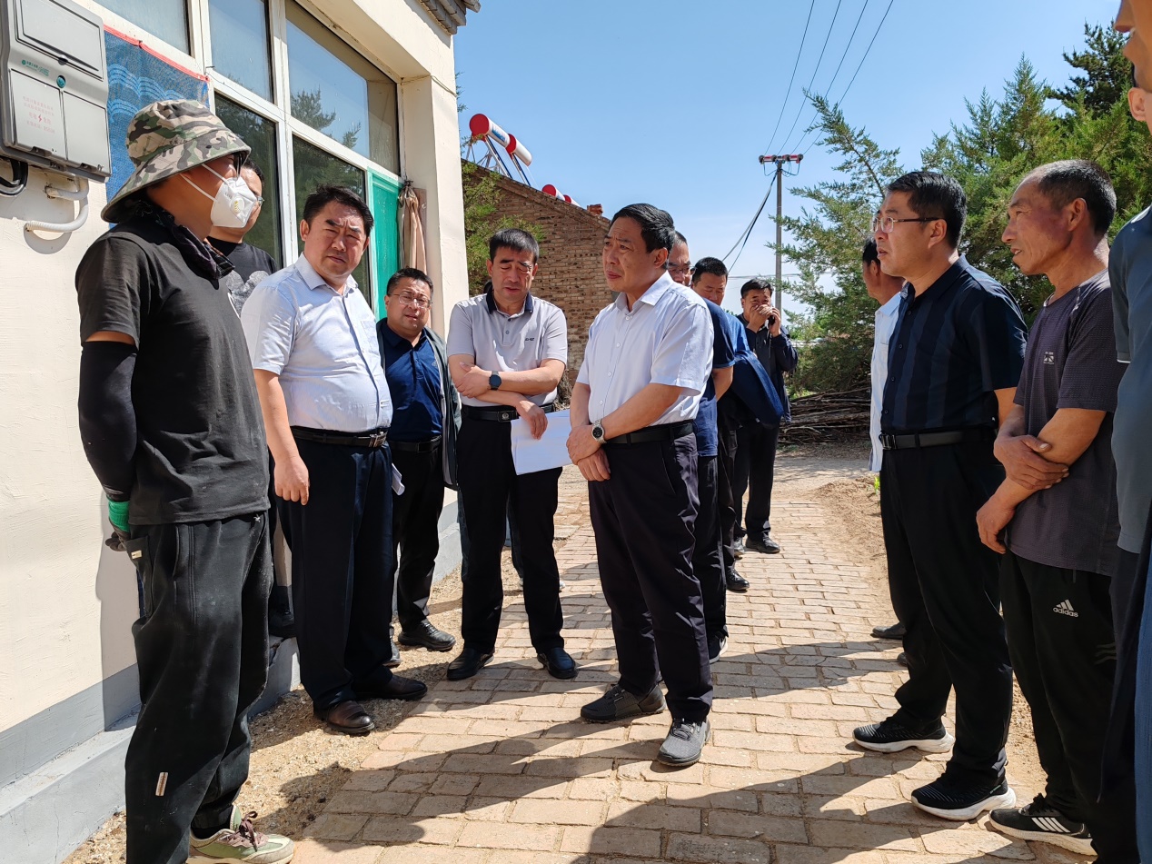 在六苏木镇壕欠村幸福院和天成乡水泉庄村,刘进涛