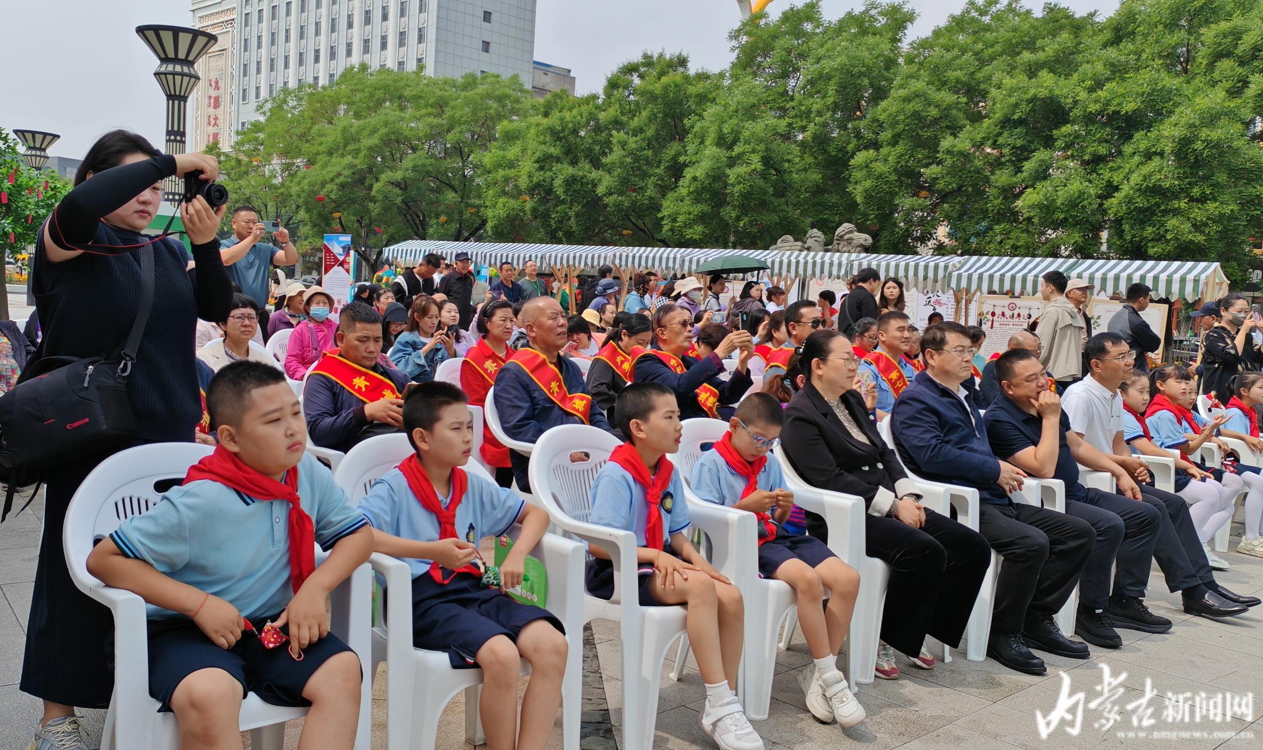 活动现场,观众欣赏了器乐合奏《象王行》,二胡独奏《赛马》,男女生
