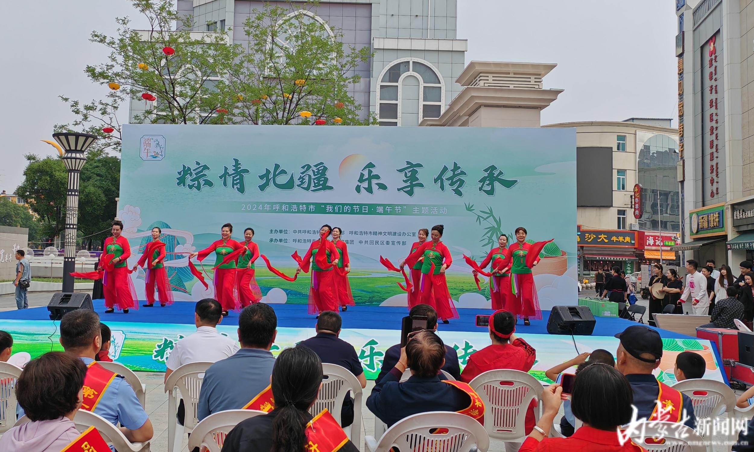 《屈原投江》活动现场,观众欣赏了器乐合奏《象王行》,二胡独奏《赛马