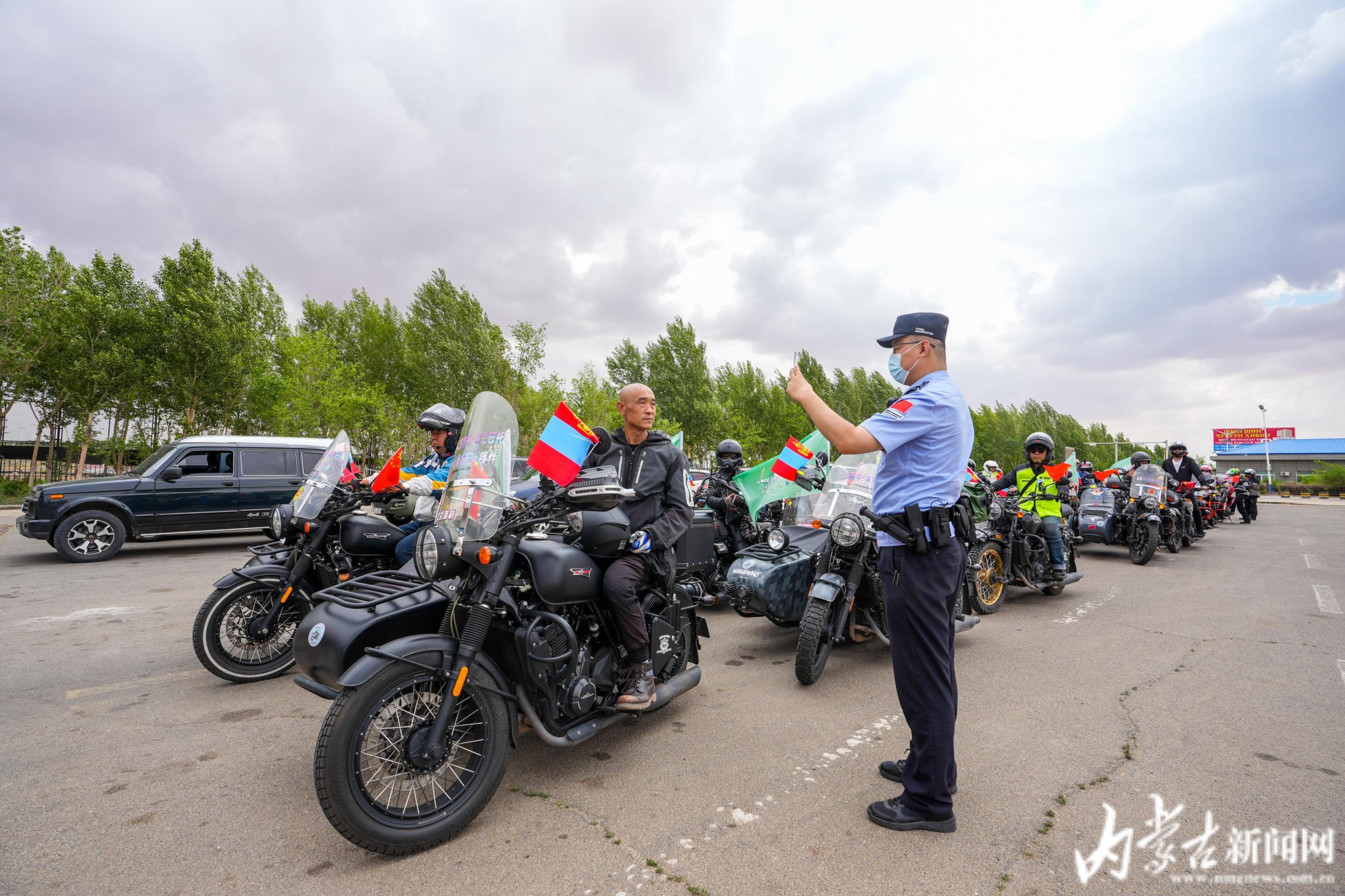 海南等12个省市的36辆摩托车,49名骑友,5日从二连浩特口岸集结出境
