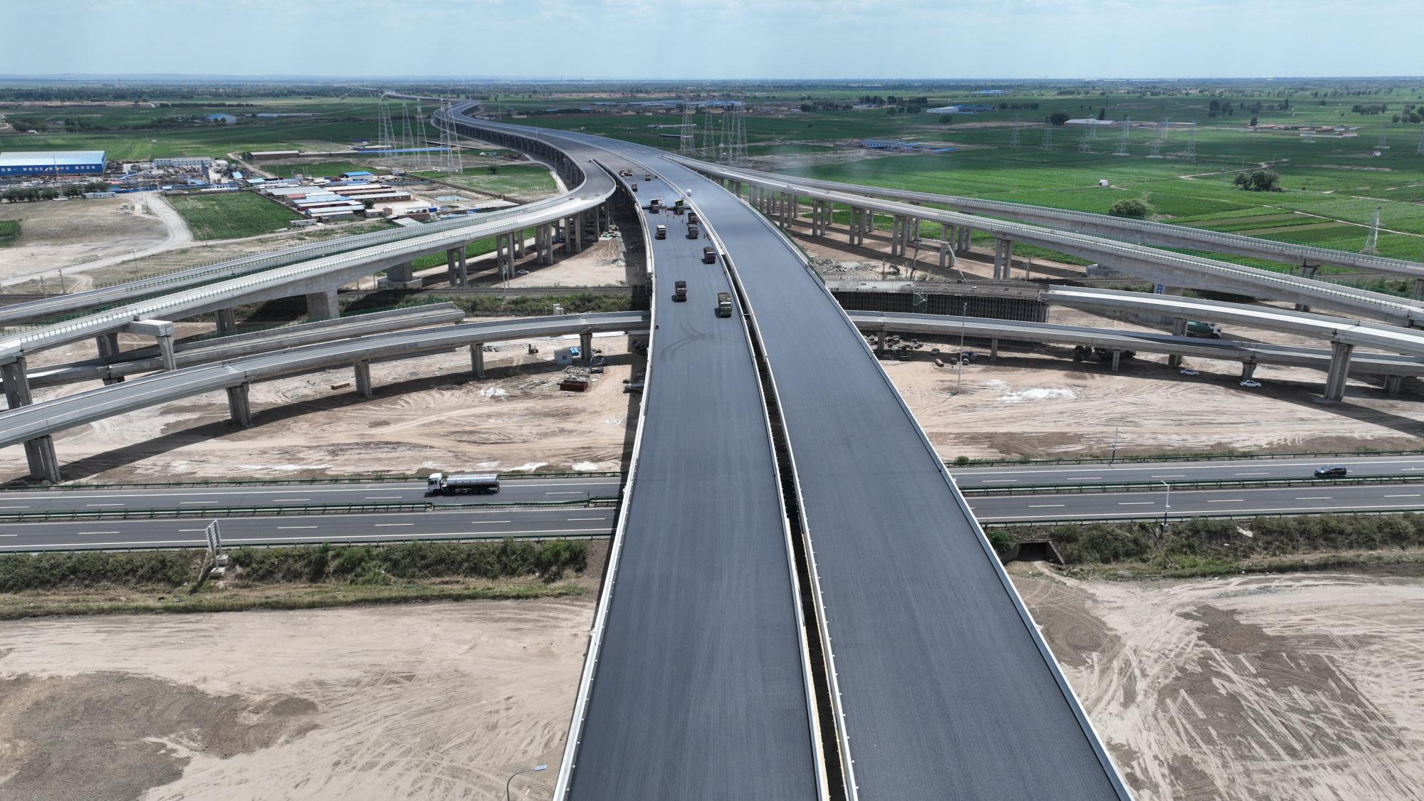 s43呼和浩特机场高速公路主线路面贯通