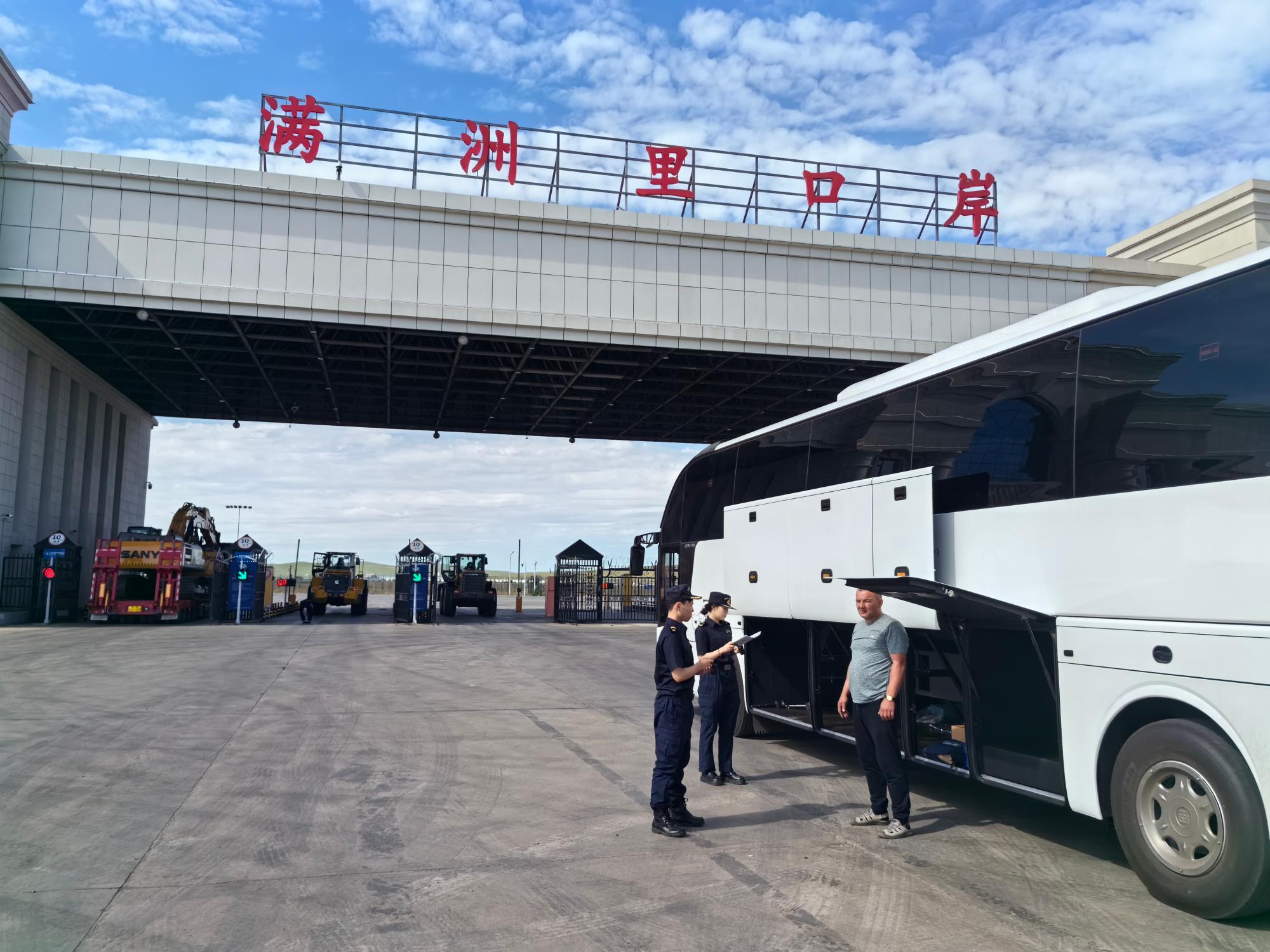 今年前5个月满洲里公路口岸出口国产客车创新高