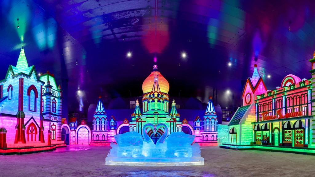 这座沉浸式冰雪光影互动体验馆采用国际先进的冰雕雪建技术和工艺