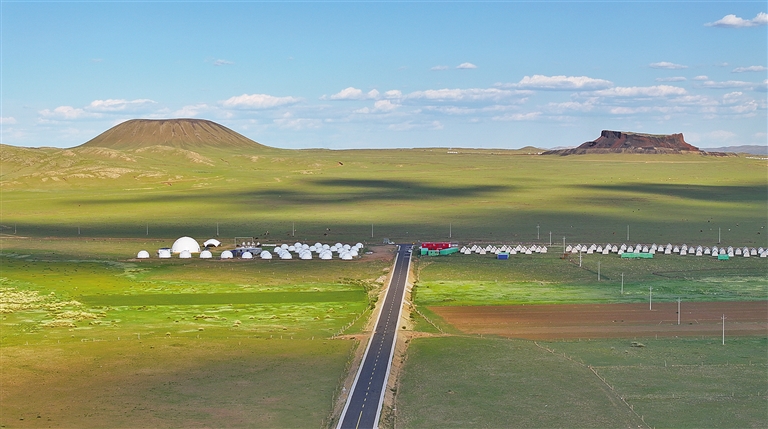 路衍经济遍地开花 致富之路越走越宽 十年来内蒙古建设资源路旅游路