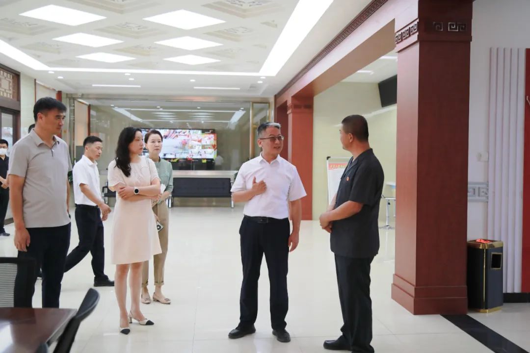 阿拉善盟司法局党组书记,局长李军红说:"我们要以此次活动为抓手,严格