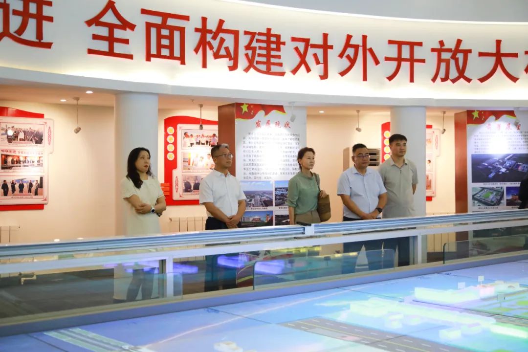 阿拉善盟司法局党组书记,局长李军红说:"我们要以此次活动为抓手,严格