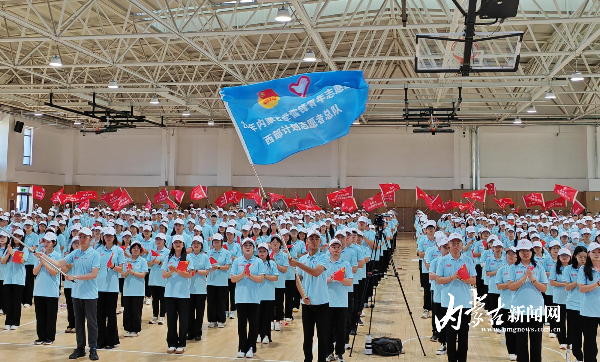 党组副书记,副检察长王惠为"内蒙古公益诉讼志愿者观察员服务队"授旗