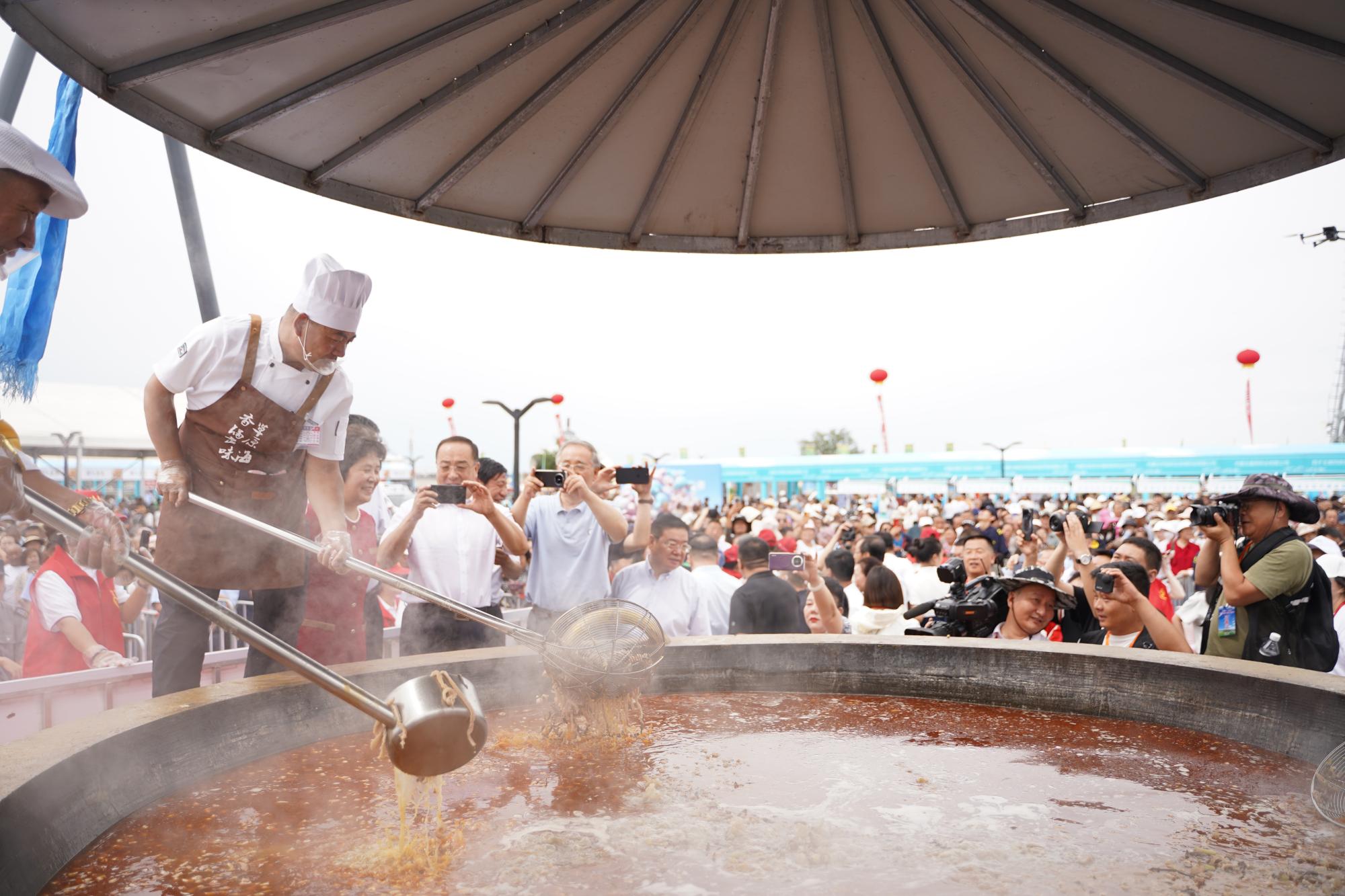 3米大锅熬制6000斤羊杂