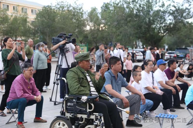 二连浩特市乌兰社区开展"铭记军旅岁月 共筑美好家园"庆"八一"活动