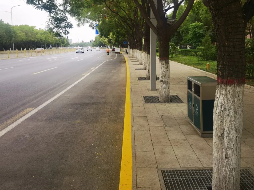 乌海马路牙子上划黄线?啥意思?