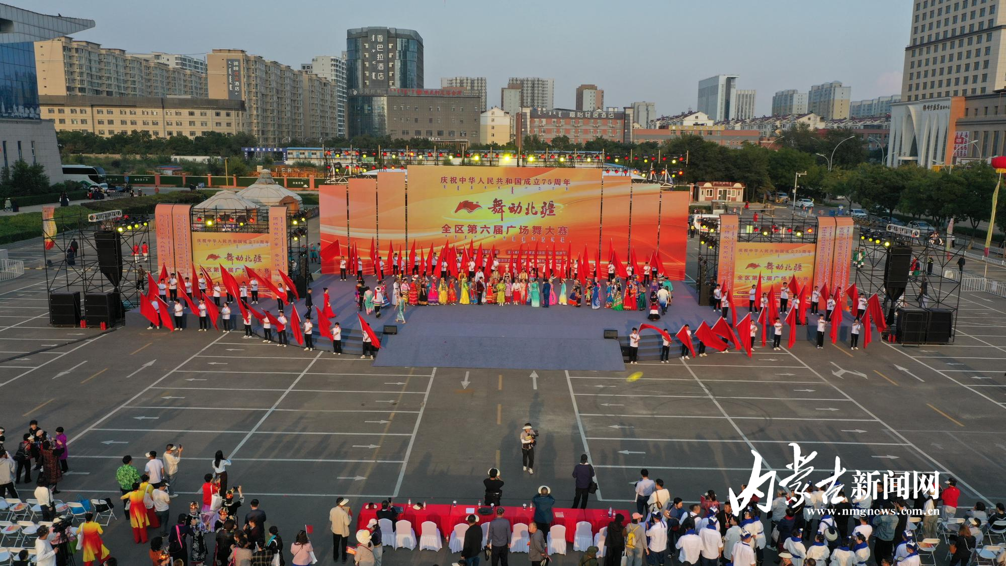 "舞动北疆"广场舞大赛:15支队伍展示热情与豪迈
