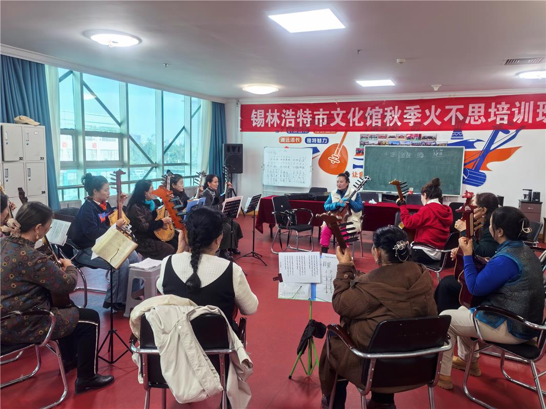 火不思培训班圆老年人的艺术梦-新闻中心-内蒙古新闻网