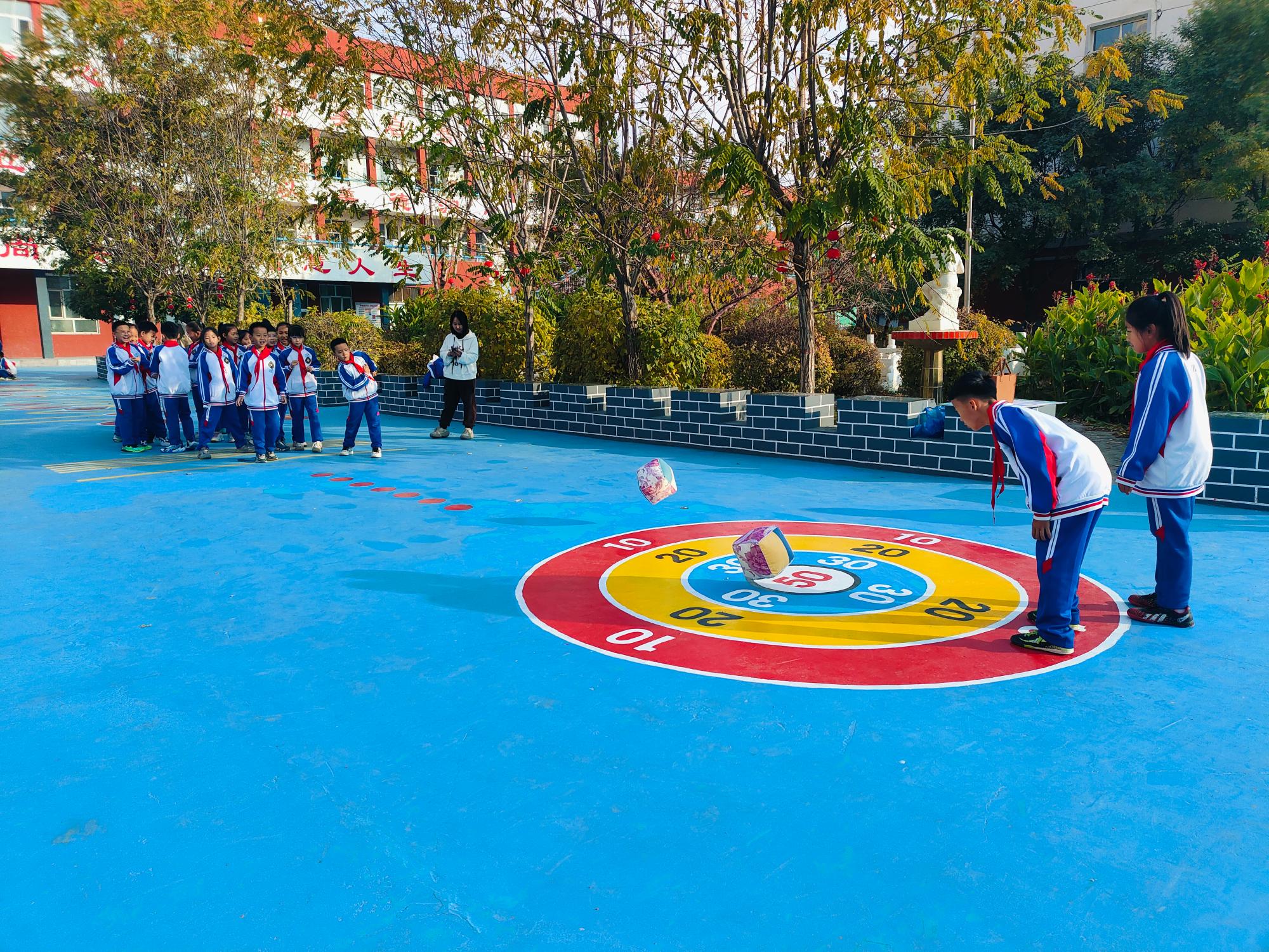 小学生地面游戏图片