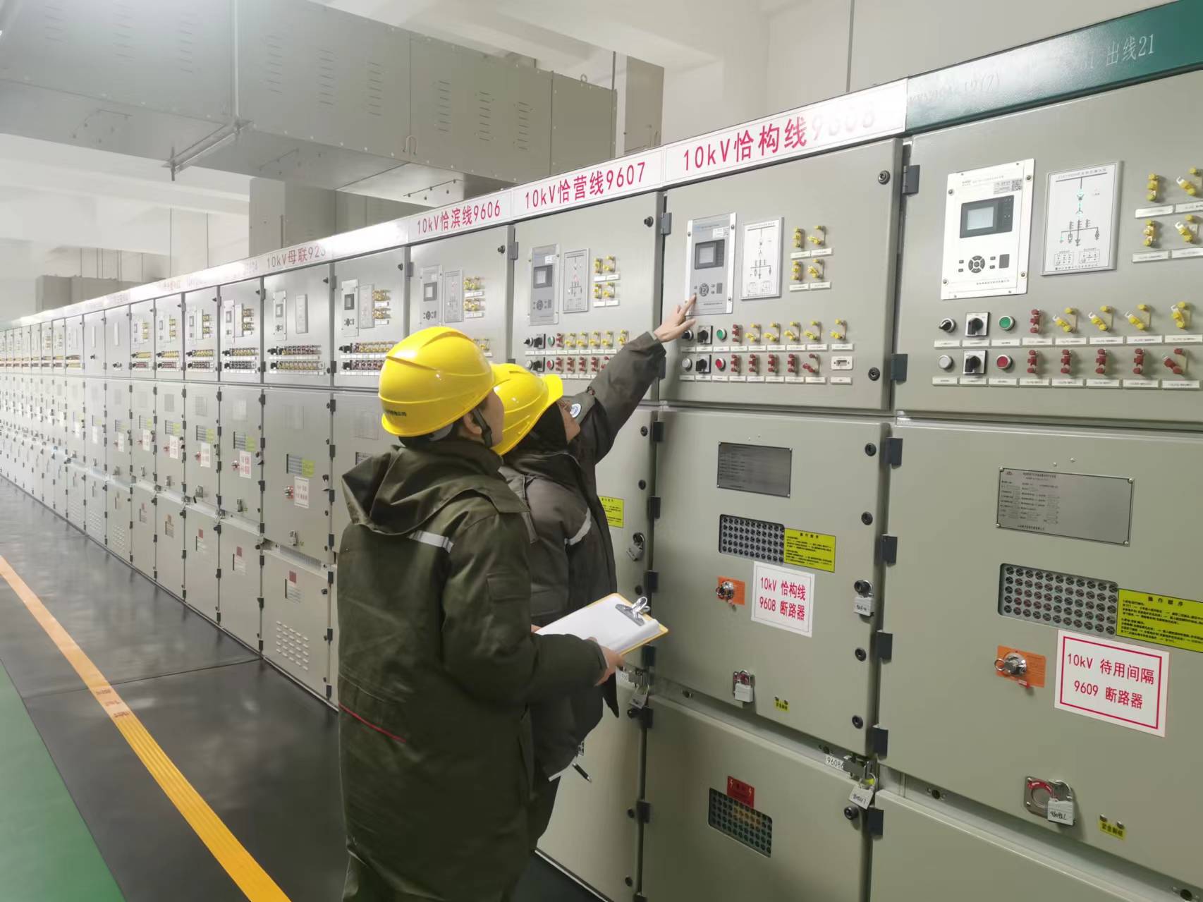 运维人员重点对站内变压器,断路器等关键设备展开全面巡视