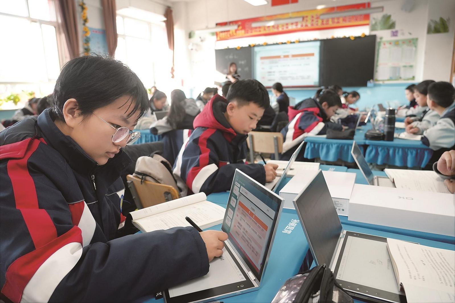 老师和学生上课人手一"机",同一堂课,每个学生的学习节奏却不一样