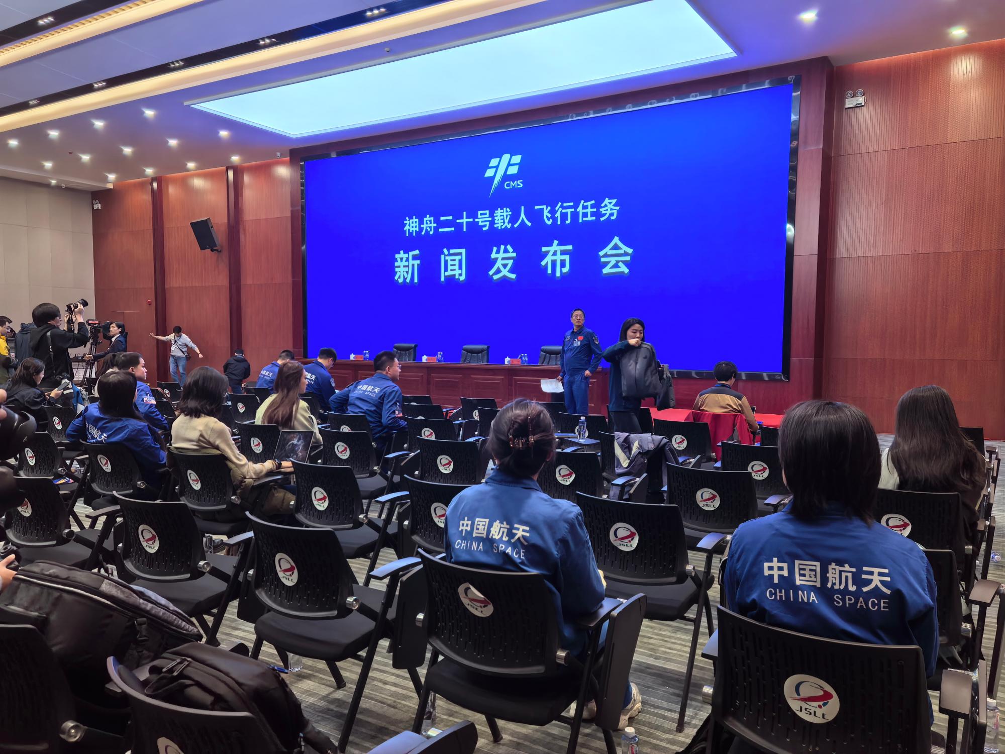 新闻发布会场内布置(新闻发布会场内布置图片)